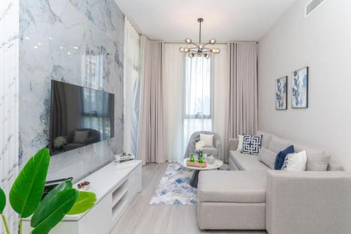 Classy 1BR Midtown Stay Near Miracle Garden by Vibel, Dubaï (photo 4)