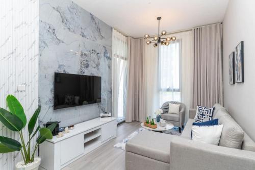 Classy 1BR Midtown Stay Near Miracle Garden by Vibel, Dubaï (photo 5)