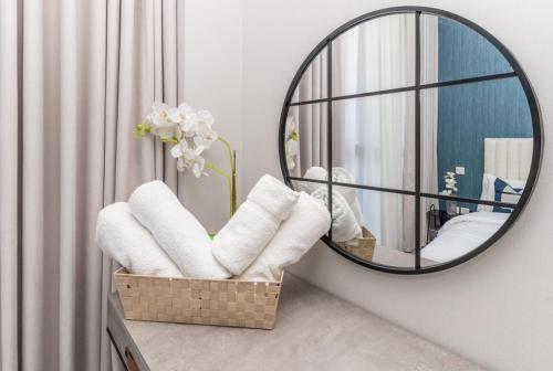 Classy 1BR Midtown Stay Near Miracle Garden by Vibel, Dubaï (photo 9)