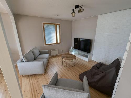 Shared lounge/TV area, Villa Nurmenhelmi jarven rannalla in Lempaala