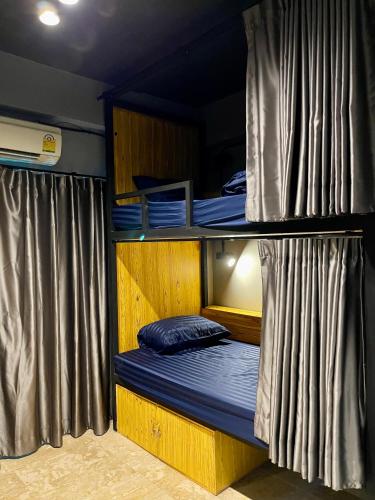 Shared room, mixed dormitory