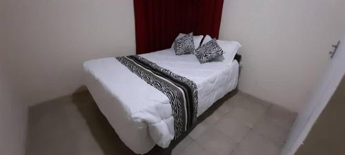 3 Bed House - Sleeps 6 - Garden - Parking - Wifi, Lusaka