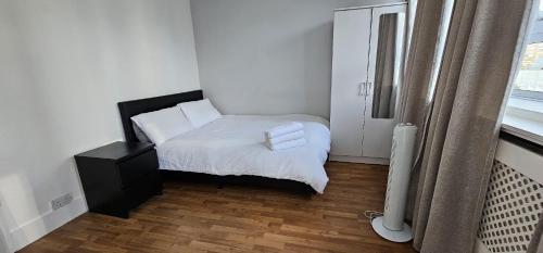 2 Bed Flat - Sleeps 4 - Parking - Balcony - Wifi