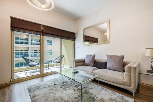 Cozy 1BR in The Greens Quiet Stay Near Marina, Dubaj