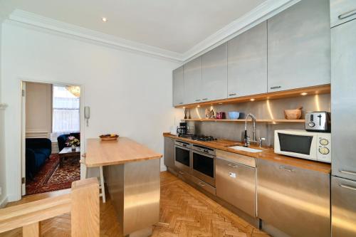 Spacious Soho Home On Quaint Cobbled Street - main image