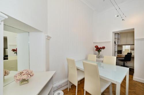 Spacious Soho Home On Quaint Cobbled Street - image 14