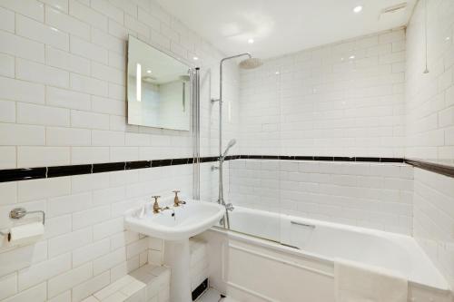 Spacious Soho Home On Quaint Cobbled Street - image 2