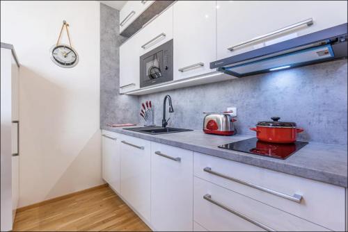Minimalist's Dream - sunny cozy studio in New Town, Praga (foto 10)