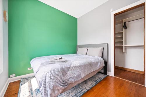 Wrigley 2BR, 1BA with Free Parking in Chicago, USA
