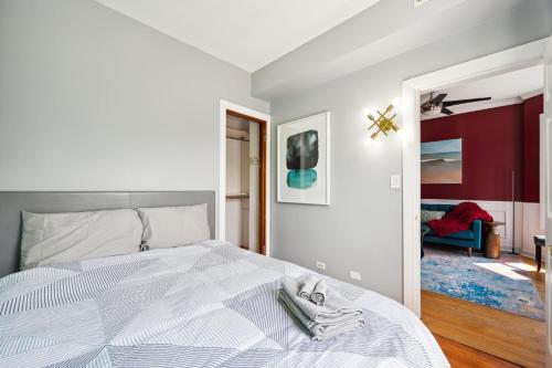 Wrigley 2BR, 1BA with Free Parking in Chicago, USA