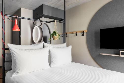 Standard Double Room image 3