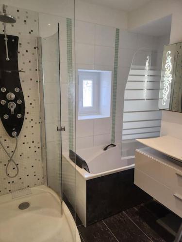 douche, Maison près de la mer , les plages du débarquement (Maison pres de la mer , les plages du debarquement) in Creully