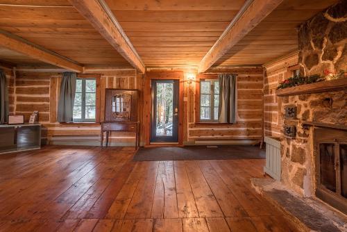 Ancestral Wooden Chalet - St-Gabriel de Brandon in Сен-Дідас