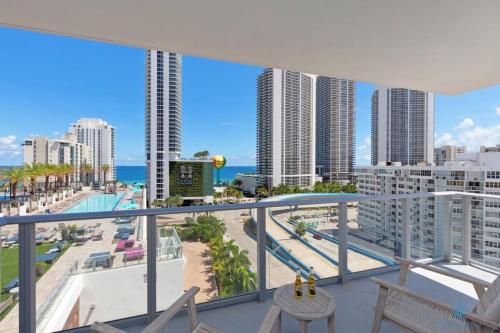 Beautiful apartment with Amazing Pool Balcony in Hollywood, USA