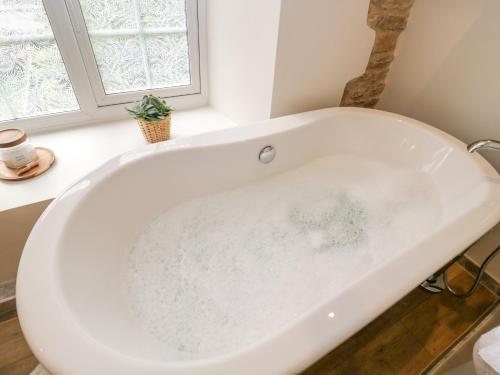 Exterior view, Thorn Cottage in Fairford