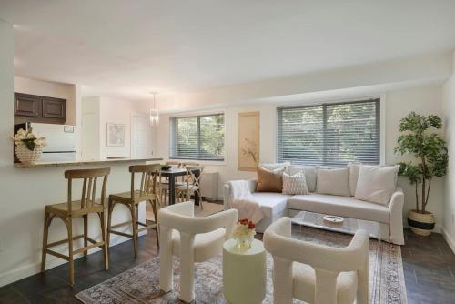 Crystal City Charm 2BR Free Parking 104 in Arlington, USA