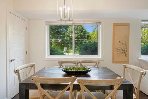 Crystal City Charm 2BR Free Parking 104 in Arlington, USA