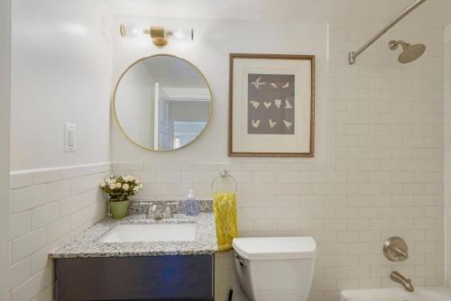 Crystal City Charm 2BR Free Parking 104 in Arlington, USA