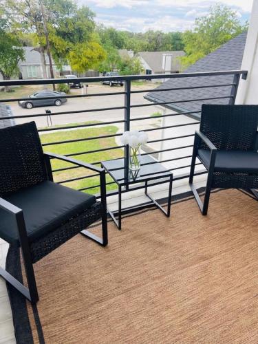 Luxurious Hidden Gem - Downtown Access - Balcony in Austin, USA