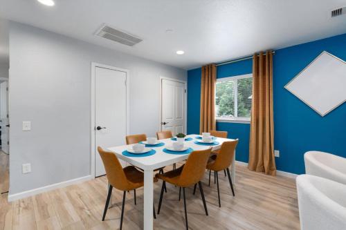 Immediate Access to Highway 35 - Remodeled Haven Immediate Access to Highway 35 - Remodeled Haven