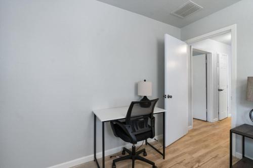 Immediate Access to Highway 35 - Remodeled Haven Immediate Access to Highway 35 - Remodeled Haven