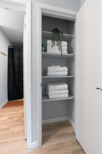 Immediate Access to Highway 35 - Remodeled Haven Immediate Access to Highway 35 - Remodeled Haven