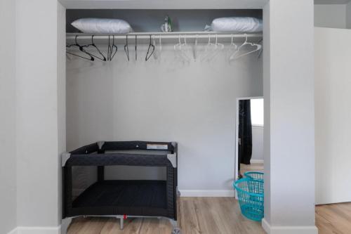 Immediate Access to Highway 35 - Remodeled Haven Immediate Access to Highway 35 - Remodeled Haven