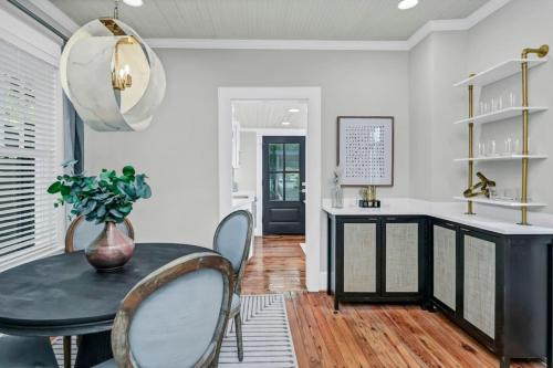 Wyposażenie, The Indigo 2BR with Hot Tub in Colonial Heights