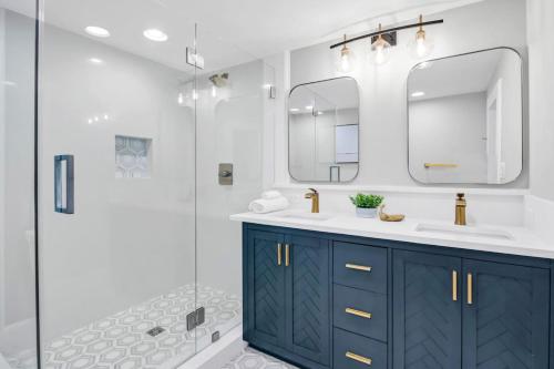 Łazienka, The Indigo 2BR with Hot Tub in Colonial Heights