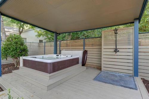 wanna z hydromasażem, The Indigo 2BR with Hot Tub in Colonial Heights