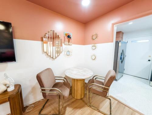 The Flamingo Suite 1 King