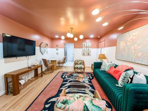 The Flamingo Suite 1 King