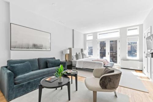 Luxe Studio w Juliet Balcony in Upper East in New York, USA