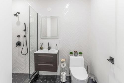 Bathroom, Luxe Studio w Juliet Balcony in Upper East in Upper East Side