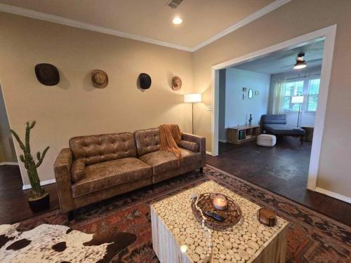 4 bedroom pet friendly grill under 5 min to airport and Choctaw Casino - image 4