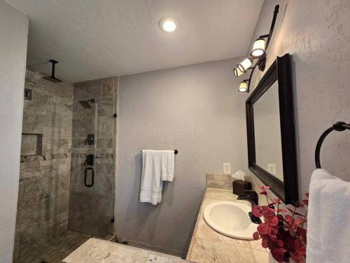 4 bedroom pet friendly grill under 5 min to airport and Choctaw Casino - image 8