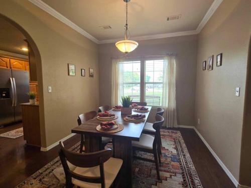 4 bedroom pet friendly grill under 5 min to airport and Choctaw Casino - image 9