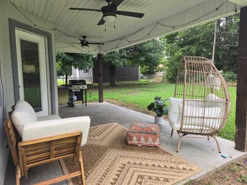 4 bedroom pet friendly grill under 5 min to airport and Choctaw Casino - image 12