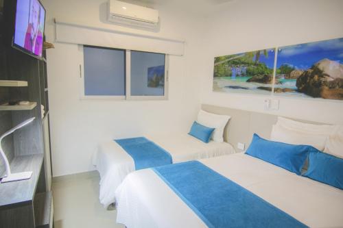 3 queen beds, 2 twin beds