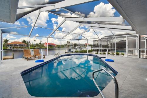 Pura Vida Waterfront Pool Home in Apollo Beach, Vereinigte Staaten von Amerika