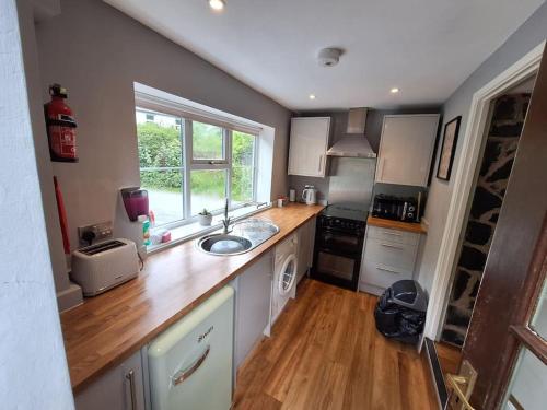 virtuve, Cosy riverside cottage in beautiful Corris in Aberllefenni