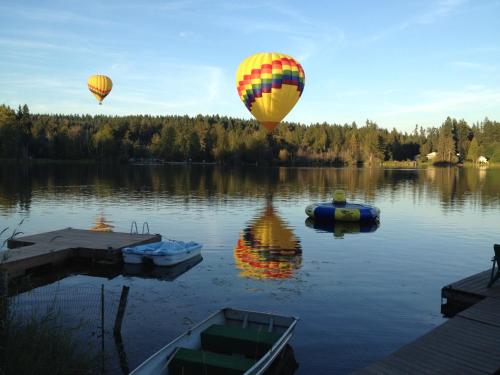 Cottage Lake Bed and Breakfast - image 4