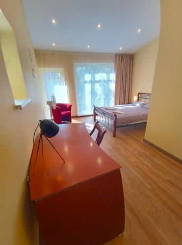Ernests' unique townhouse with sauna, hot tub and free parking, Рига (фото 10)