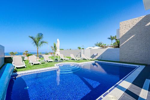 Villa Elisabetta, Luxury Villa with Heated Pool Ocean View in Adeje, Tenerife 4