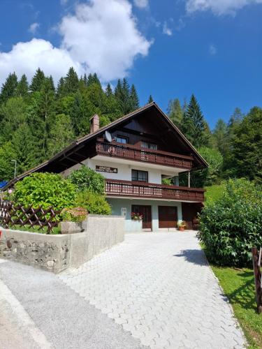 Apartma ČVRSTA TROJKA (Apartma CVRSTA TROJKA) in Planina pod Golico