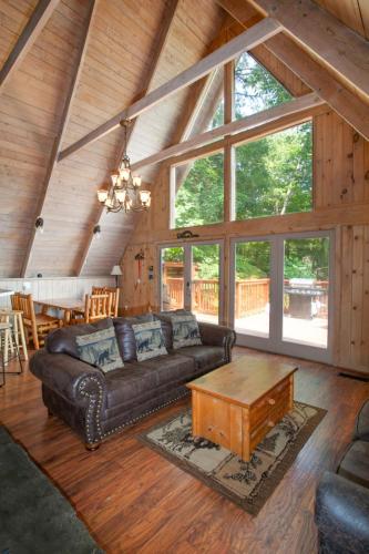 RidgeView - Games, Hot Tub Fireplace & Pool! in Gatlinburg, USA