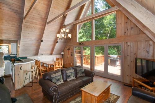 RidgeView - Games, Hot Tub Fireplace & Pool! in Gatlinburg, USA