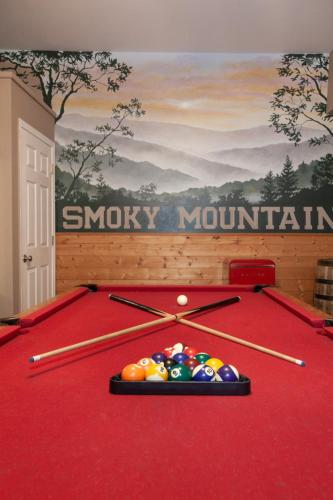 RidgeView - Games, Hot Tub Fireplace & Pool! in Gatlinburg, USA