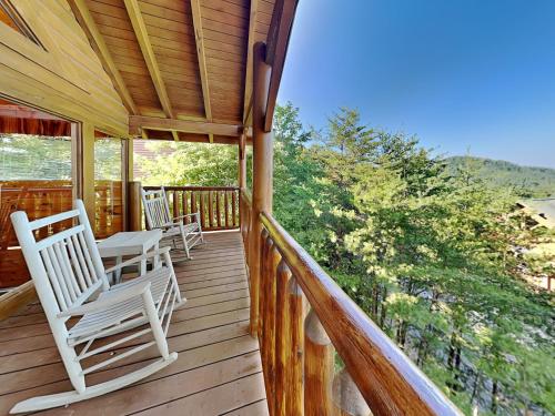 Mountain Seduction 2 Bedrooms Sleeps 16 Views Foosball Jacuzzi WiFi - main image