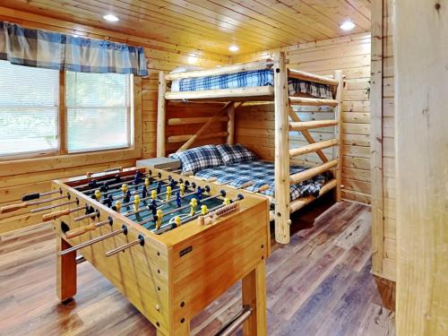 Mountain Seduction 2 Bedrooms Sleeps 16 Views Foosball Jacuzzi WiFi - image 13